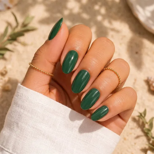 Inspiration pose simple vert sapin sur ongles ovales